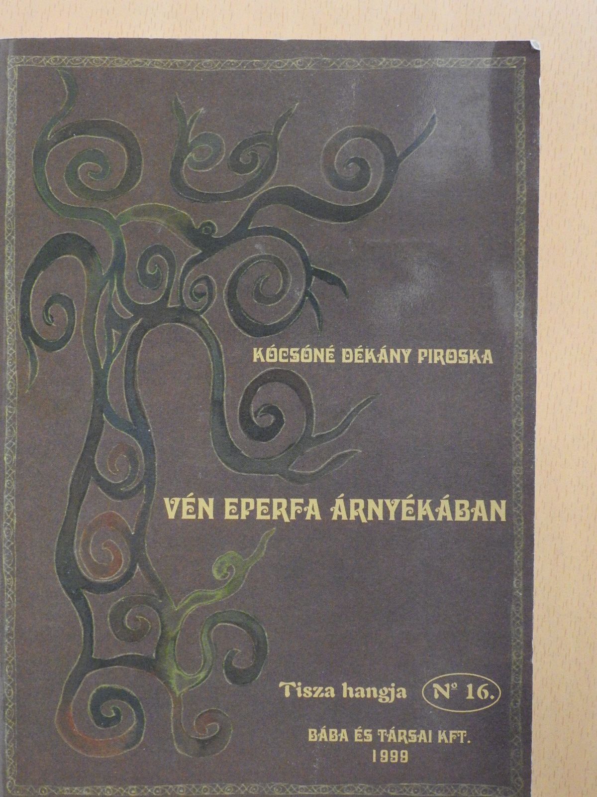 Kócsóné Dékány Piroska - Vén eperfa árnyékában (dedikált példány) [antikvár]